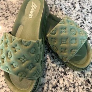 Liliana Olive Embossed Slide Sandals Louis Vuitton look alike size 8